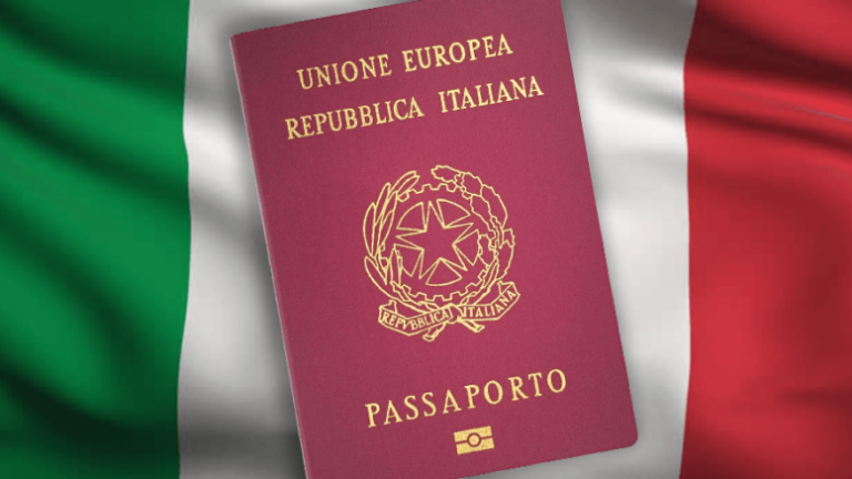 Documenti per cittadinanza italiana jure sanguinis con bandiera italiana e passaporto