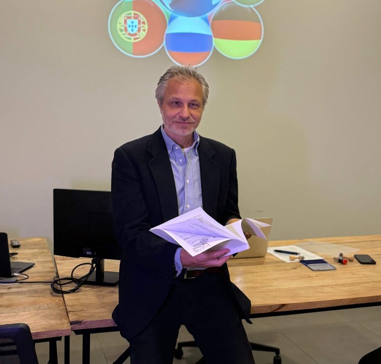 Andrea Palmieri traduttore professionista a Bologna al lavoro su documenti ufficiali